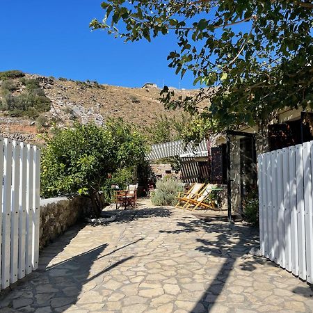 Villa La Familia Maison Traditionnelle Плакиас Екстериор снимка
