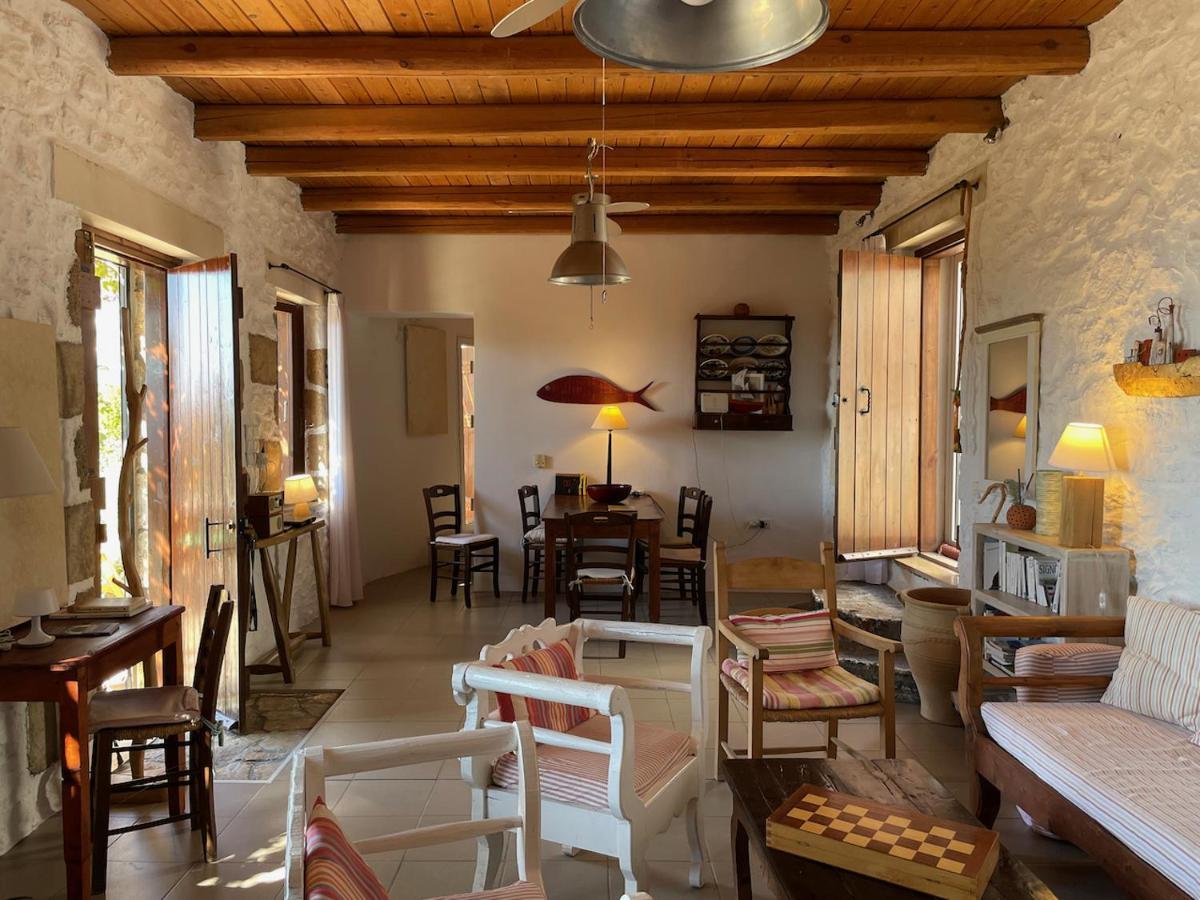 Villa La Familia Maison Traditionnelle Плакиас Екстериор снимка